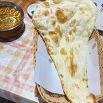 Ajian Kicchin Karau Ma - 何処を食べてもほぼ均一な厚さ　プレーンナン