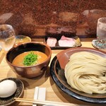 中華蕎麦 とみ田 - 綺麗な写真が撮れる照明器具