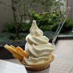 神戸芋屋 志のもと - 蜜芋ソフトクリーム（横から）