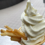 神戸芋屋 志のもと - 蜜芋ソフトクリーム（アップ）