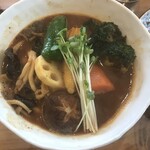 スープカレー トムトムキキル - ソーキのスープカレー（辛さ７番）