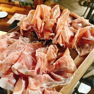 2 types of premium Prosciutto in melt-in-your-mouth fluffy slices