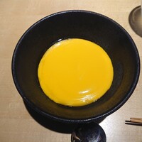 TTOAHISU - 黒王かぼちゃとバターナッツの2層。縁に少しかけられたナッツとピスタチオオイルのアクセント〇