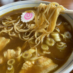 さかえラーメン - カレーラーメンの麺をリフト！！