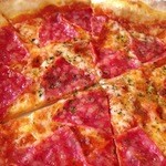 アーティーチョーク - 「イタリアンサラミとチーズのトマトソース」ピザ。生地はクリスピータイプです。