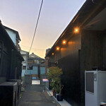 麦酒処ふぁくとりー - 右の建物が店舗