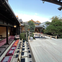 国登録文化財 二木屋 - 食事開始前　我々の席はこの正面最前列
