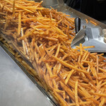 芋屋金次郎 - 揚げてから12時間以内の芋けんぴ。菜種油と米油のブレンド油で揚げている。