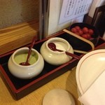 天ぷら 左膳 - 料理のための、左から抹茶塩・白い塩・梅干し