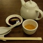 小籠包龍哉 - 無料のお茶とテーブルセット