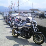Marutomo Suisan Sengyo Ichiba - 5月3日、バイク8台で、高知、香川、兵庫県から8台。駐車場もいっぱいで堤防沿いに駐車。