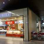 551蓬莱 - 南海電鉄難波駅構内で大阪のソウルフードの一つ
            551蓬莱の肉まんを販売している「551蓬莱難波駅店」です。