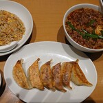味仙 - 餃子、ガーリック炒飯、台湾ラーメン
