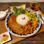 パニ カフェ - カレーランチセットはヨーグルト（左上）、ピクルス（左下）とセイロンティー（右上）がついてます