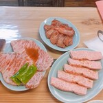 豊岡精肉焼肉店 - タン、上ロース、特選カルビ