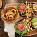 クアアイナ - アボガドバーガーレギュラー　トッピングチェダーチーズ　パインバーガー　オニオンリングS