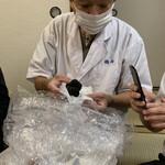 樋山 - トリュフを取り出す熊木大将