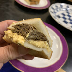 樋山 - トリュフの量が半端ない玉子トリュフサンド、リフトアップ