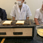 樋山 - パンを炭火で焼く大将