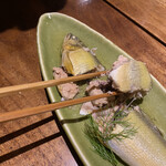しおて - 子持ち鮎のコンフィ（ハラを崩したところ。頭と尻尾まで食べられる）