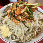 ラーメン二郎 - ラーメン（850円）＋焼青唐醤油味噌（100円）＋九条ねぎキムチ（100円）、ニンニクコール