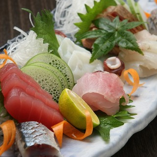 その日に仕入れた鮮魚を使用したお造りをぜひご賞味ください！