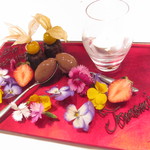 エクアトゥール - バースディプレート付きプティフール
      ショコラとカヌレ