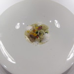 エクアトゥール - オマール海老とラングスティーン、リードヴォーのポアレ、生姜とオレンジ、レモンのコンフィ、ヴァンブランエルブソース
      