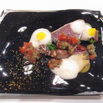 エクアトゥール - 高知産初鰹のミキュイと生ホタルイカの炙り、トマトと緑胡椒のヴィネグレット