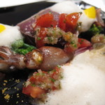 エクアトゥール - 高知産初鰹のミキュイと生ホタルイカの炙り、トマトと緑胡椒のヴィネグレット