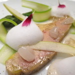 エクアトゥール - フォアグラのマイクロキュイ、ゲヴェルツのジュレとアーモンドのエマルジョン、ライチとバラの香り