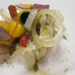 エクアトゥール - オマール海老とラングスティーン、リードヴォーのポアレ、生姜とオレンジ、レモンのコンフィ、ヴァンブランエルブソース
      