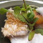 エクアトゥール - 甘鯛ウロコ焼きとホタテのポアレ、甲殻類のエマルジョンとパスティス