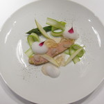 エクアトゥール - フォアグラのマイクロキュイ、ゲヴェルツのジュレとアーモンドのエマルジョン、ライチとバラの香り