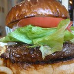 R-S - ＴＨＥ・バーガー 1150円（R-S BURGER)　和牛170ｇは、旨味たっぷり。食べ応えあり。