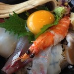 Sanraizu Shokudou - 海鮮丼の具は海老、鯛、いか、ホタテ、鮪、おっきな穴子などなど。出汁茶で最後にお茶漬けにもできます。