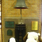 Kouzushi - これは駅の入り口にある、むかい鐘。むかしは列車到着の予報として鳴らされていたんだって。
                        