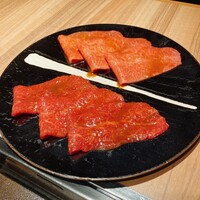 焼肉ホルモン 稲田 - 上がミスジ