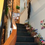 cafeレストランいつものところ - 入り口を入ると階段が！