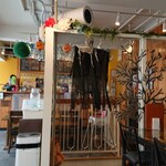 cafeレストランいつものところ - テーブル席から注文窓口方面を見た様子。左側に食器の返却コーナーあり。