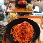 cafeレストランいつものところ - ナポリタンとミニサラダ到着。