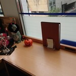 cafeレストランいつものところ - 窓際の席からは外や空が見えて解放感あり。