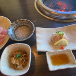 塚原の里 - 他に地どりのタタキは特製タレで、ナマスみたいな小鉢、ソバガユはサービス