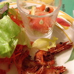 ルイジアナママ - 料理写真:サラダバーからエビのスパイシーフライ、サーモンのマリネ