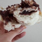 ラ・プリムール - ちぎってみた断面、内側。あんこ～(^ω^)