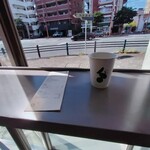 ECRU.  - 窓カウンターでコーヒー