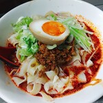 玉蘭苑 - ★担々刀削麺 900円 見た目は真っ赤だが全然辛くないし冷めたドロドロスープ！卵もミンチも冷蔵庫から出したばかりのように冷めきってる！店内はトイレットペーパーや新聞が雑然と積まれており食欲がわかない！