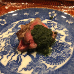 おか田 - 赤牛のサーロイン大葉のソース