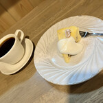 月のひなた - 安寧芋とラムレーズンのチーズケーキ¥520・コーヒー¥480