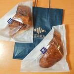 ZEBRA Coffee&Croissant - プロシュートとクロワッサン。立派な紙袋は無料。ここまで大きなクロワッサンはなかなか見ない。